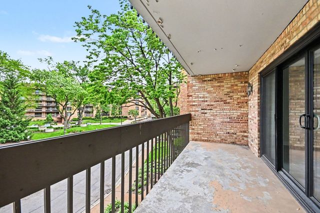 1671 Mission Hills Road 201, Northbrook, IL 60062