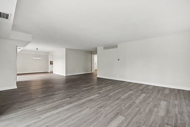1671 Mission Hills Road 201, Northbrook, IL 60062