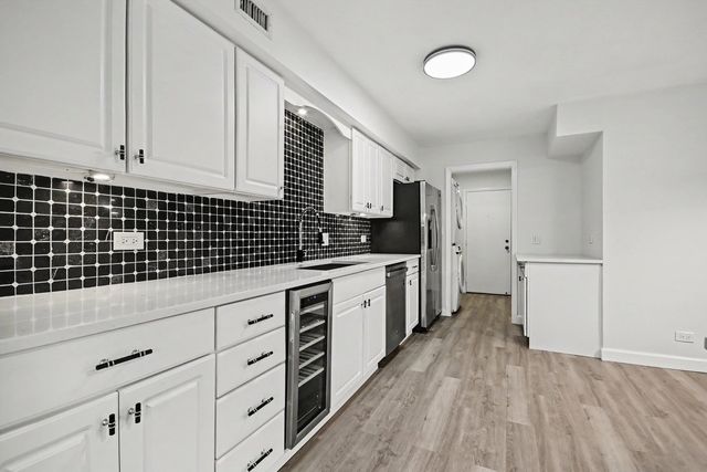 1671 Mission Hills Road 201, Northbrook, IL 60062