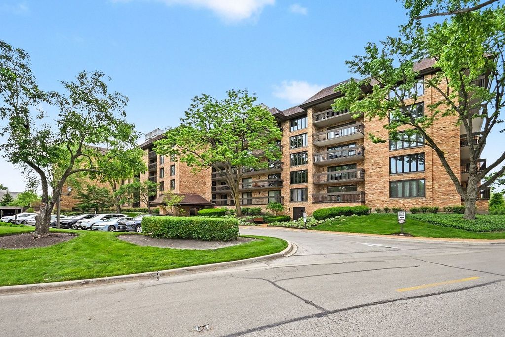 1671 Mission Hills Road 201, Northbrook, IL 60062
