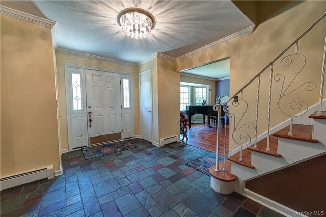 220 Windsor Avenue, Brightwaters, NY 11718