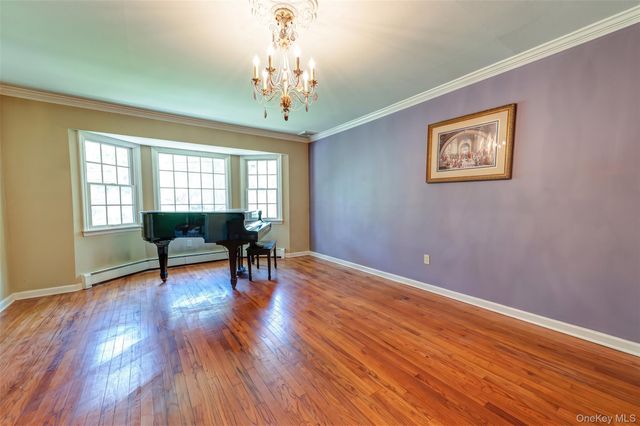220 Windsor Avenue, Brightwaters, NY 11718