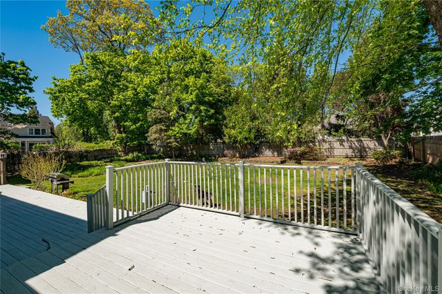 220 Windsor Avenue, Brightwaters, NY 11718