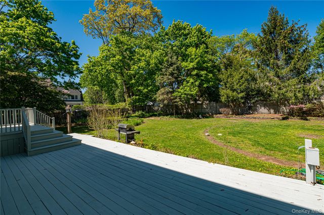 220 Windsor Avenue, Brightwaters, NY 11718
