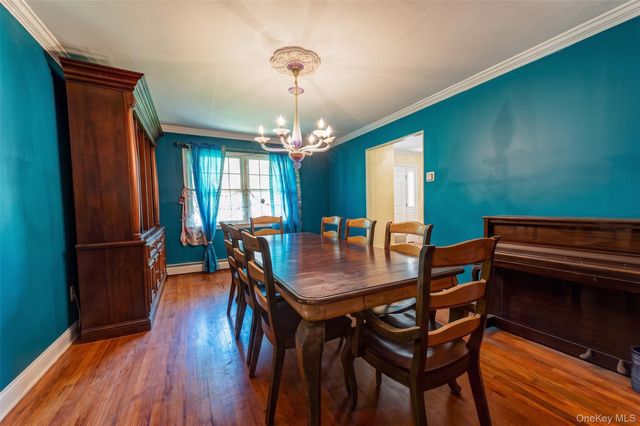 220 Windsor Avenue, Brightwaters, NY 11718