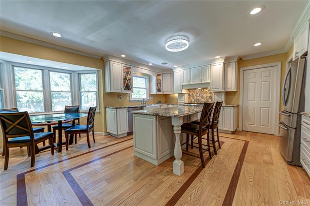 220 Windsor Avenue, Brightwaters, NY 11718