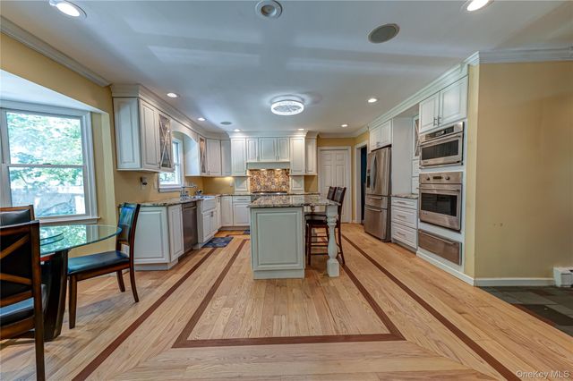 220 Windsor Avenue, Brightwaters, NY 11718