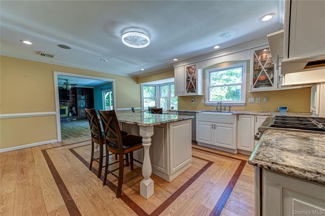 220 Windsor Avenue, Brightwaters, NY 11718