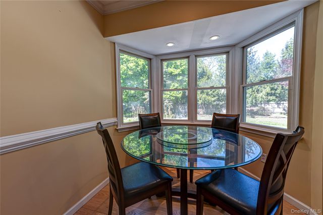 220 Windsor Avenue, Brightwaters, NY 11718