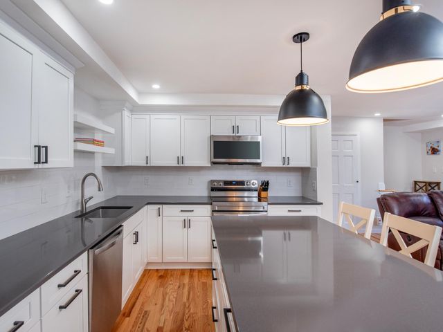 1216 Trailwood S, Hopkins, MN 55343