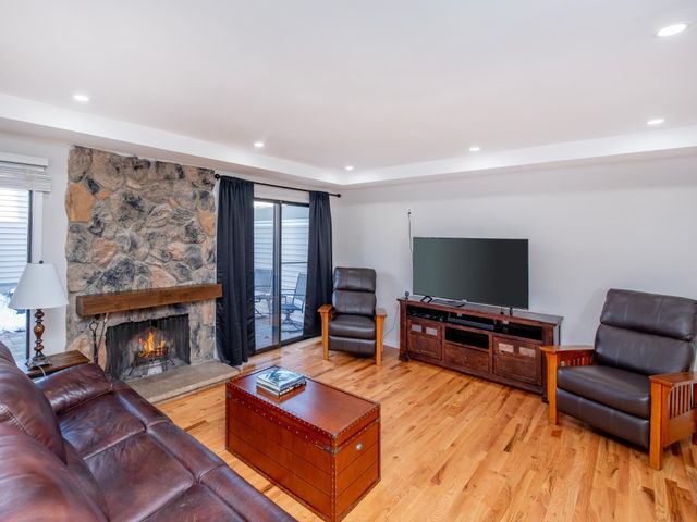 1216 Trailwood S, Hopkins, MN 55343