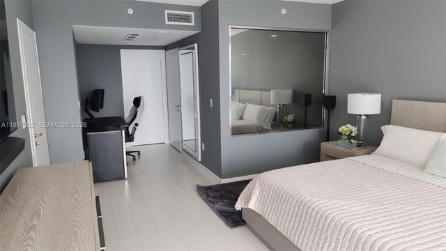 200 Biscayne Boulevard Way 3907, Miami, FL 33131