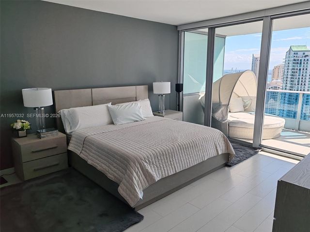 200 Biscayne Boulevard Way 3907, Miami, FL 33131