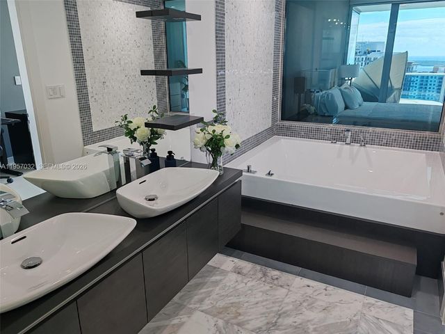 200 Biscayne Boulevard Way 3907, Miami, FL 33131