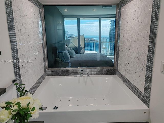 200 Biscayne Boulevard Way 3907, Miami, FL 33131