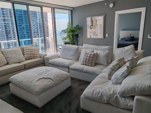 200 Biscayne Boulevard Way 3907, Miami, FL 33131