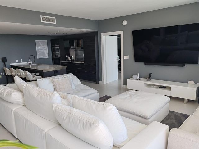 200 Biscayne Boulevard Way 3907, Miami, FL 33131