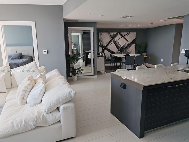 200 Biscayne Boulevard Way 3907, Miami, FL 33131