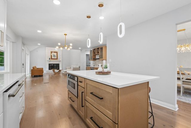 869 Bluff Ridge Drive, Worthington, OH 43235