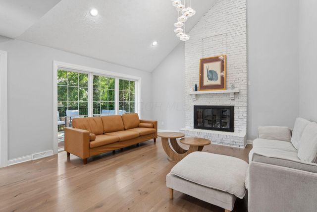 869 Bluff Ridge Drive, Worthington, OH 43235