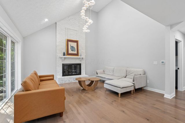 869 Bluff Ridge Drive, Worthington, OH 43235