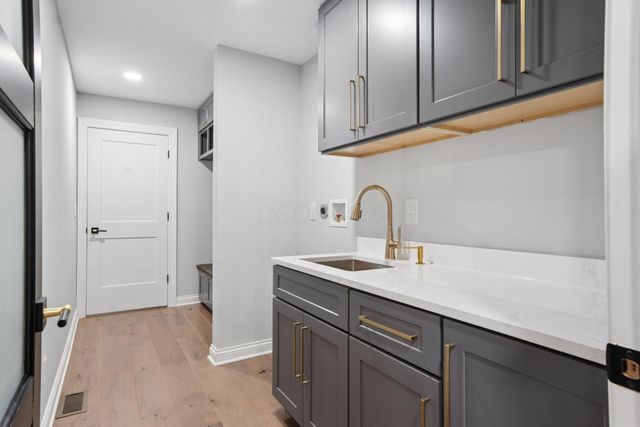 869 Bluff Ridge Drive, Worthington, OH 43235