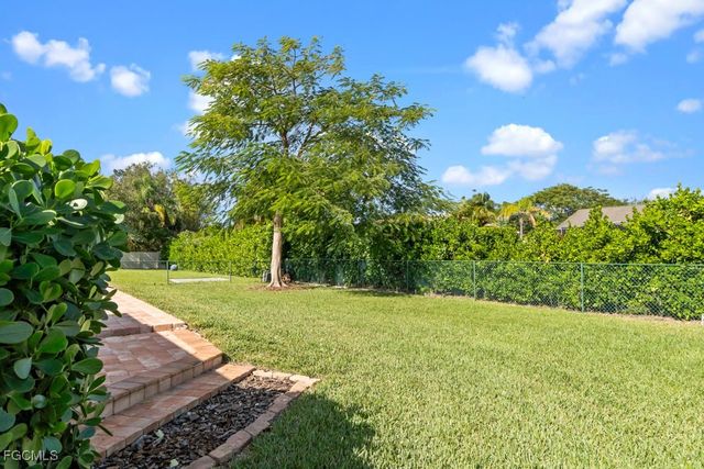 1384 Burgundy DR, Fort Myers, FL 33919