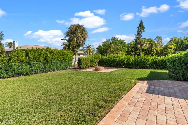 1384 Burgundy DR, Fort Myers, FL 33919