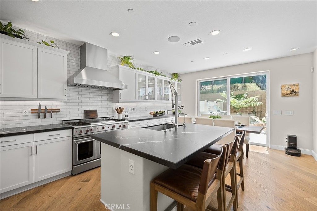 Image 10 of property listing at 4689 Holly Avenue, Long Beach, CA 90805