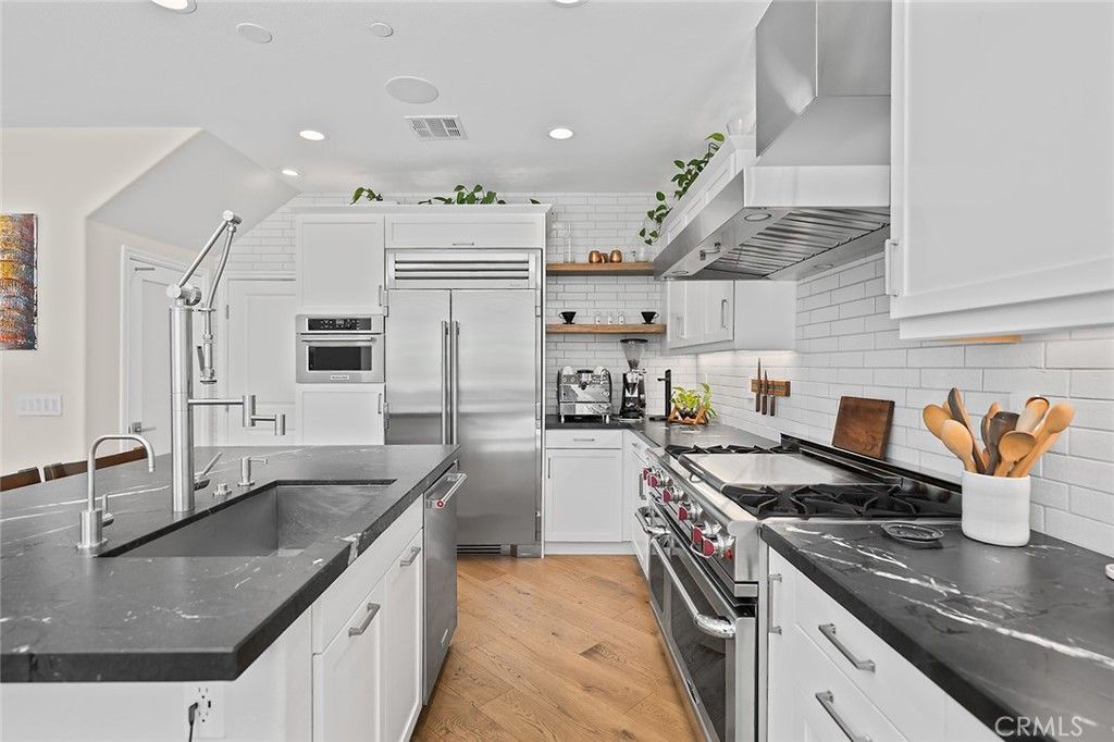 Image 11 of property listing at 4689 Holly Avenue, Long Beach, CA 90805