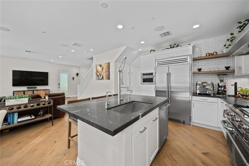 Image 12 of property listing at 4689 Holly Avenue, Long Beach, CA 90805
