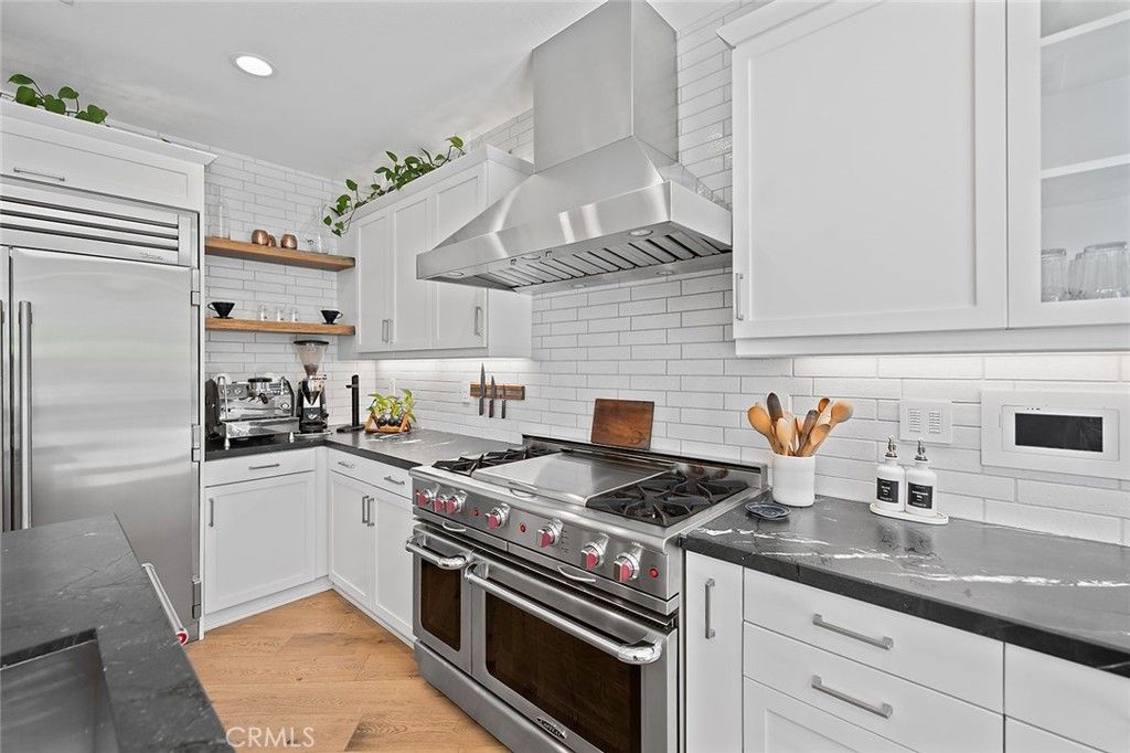 Image 15 of property listing at 4689 Holly Avenue, Long Beach, CA 90805