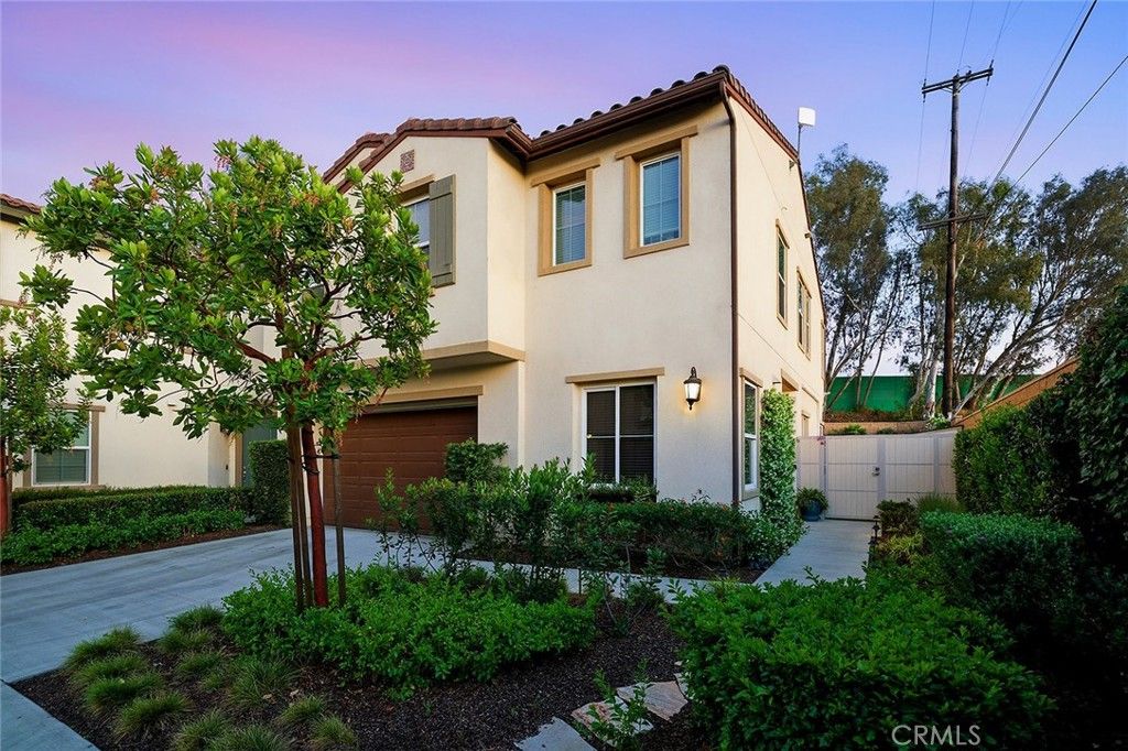 Image 2 of property listing at 4689 Holly Avenue, Long Beach, CA 90805