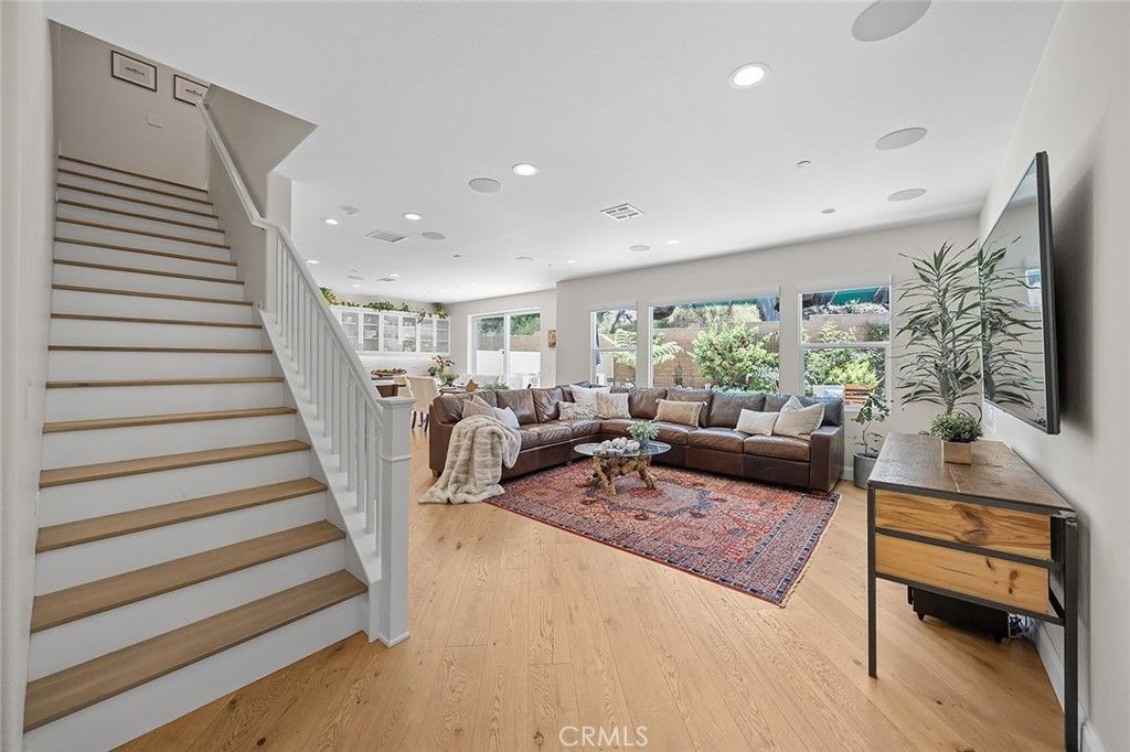 Image 4 of property listing at 4689 Holly Avenue, Long Beach, CA 90805