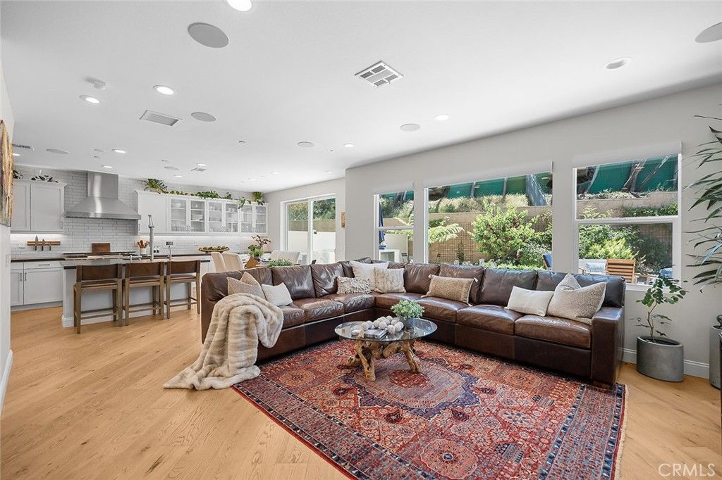 Image 5 of property listing at 4689 Holly Avenue, Long Beach, CA 90805