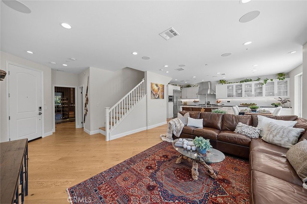Image 6 of property listing at 4689 Holly Avenue, Long Beach, CA 90805