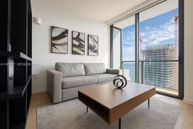 398 NE 5th St 3516, Miami, FL 33132