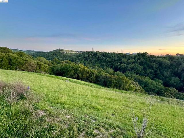 25318 Buckeye Dr, Castro Valley, CA 94552