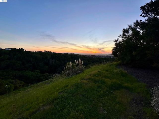 25318 Buckeye Dr, Castro Valley, CA 94552