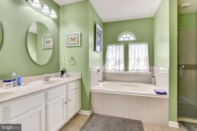 1210 CRANBERRY LN W, York, PA 17402