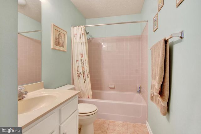 1210 CRANBERRY LN W, York, PA 17402
