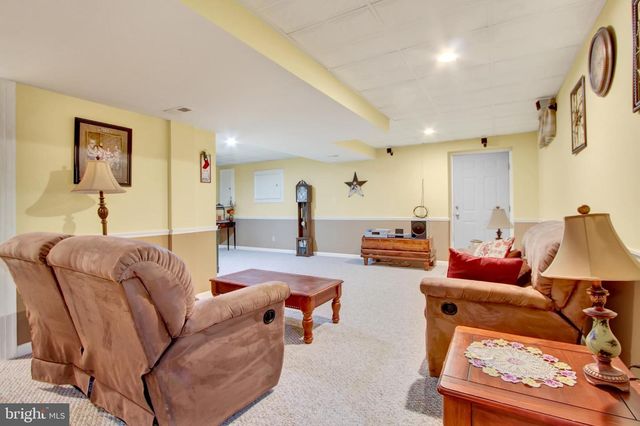 1210 CRANBERRY LN W, York, PA 17402