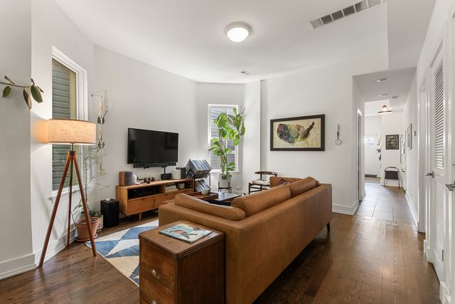 3329 W Pierce Avenue, Chicago, IL 60651