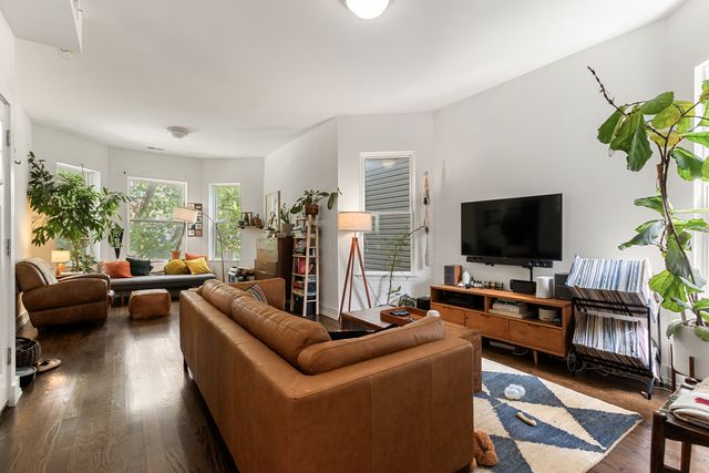 3329 W Pierce Avenue, Chicago, IL 60651