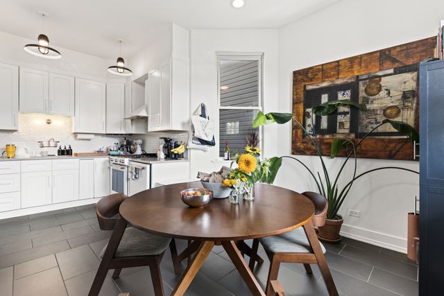 3329 W Pierce Avenue, Chicago, IL 60651