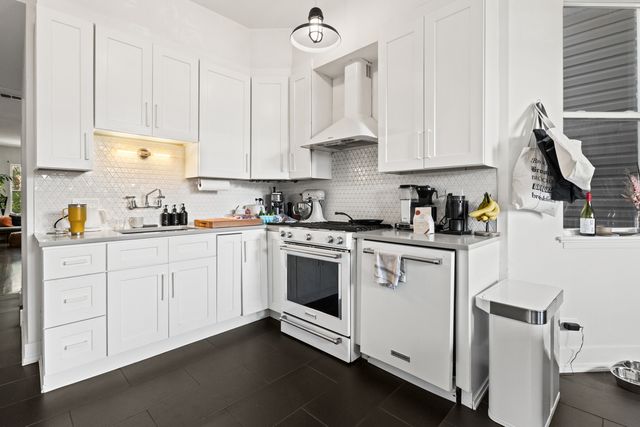 3329 W Pierce Avenue, Chicago, IL 60651