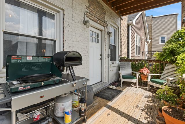 3329 W Pierce Avenue, Chicago, IL 60651