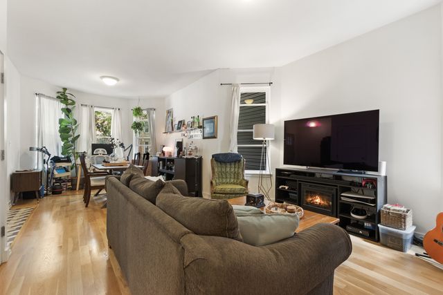 3329 W Pierce Avenue, Chicago, IL 60651