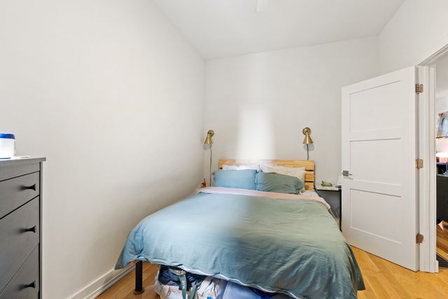 3329 W Pierce Avenue, Chicago, IL 60651