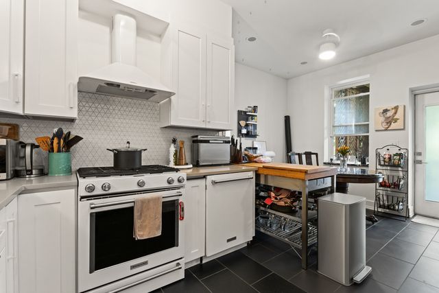 3329 W Pierce Avenue, Chicago, IL 60651